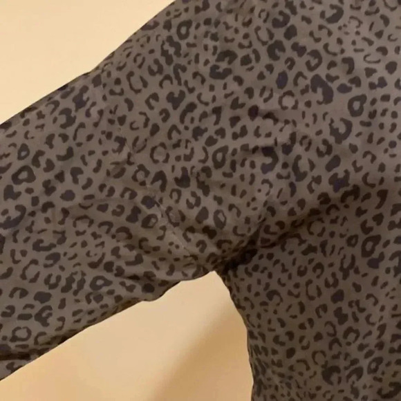 Zara animal Leopard print khaki button down shirt - Picture 4 of 9